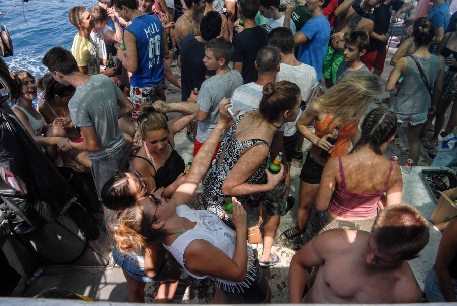 Tunuara 2016 – defile ribarica, spremanje brudeta, demonstracija ribarske vještine i koncert Zorica Kondža. Foto: TZ općine Kali/Adam Vidas Tunuara 2016 – defile ribarica, spremanje brudeta, demonstracija ribarske vještine i koncert Zorica Kondža. Foto: TZ općine Kali/Adam Vidas