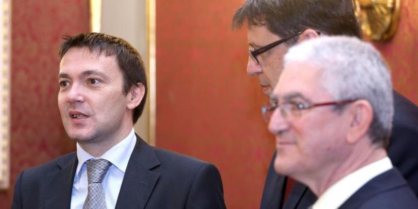 12.09.2013., Zagreb – Redovna sjednica Vlade RH u Banskim dvorima. Arsen Bauk, Zeljko Jovanovic. Photo: Marko Lukunic/PIXSELL Autor  Marko Lukunic/PIXSELL KLJUČNE RIJEČI  Arsen Bauk, sjednica, Marijan Cesarik, Zeljko Jovanovic, Vlada RH