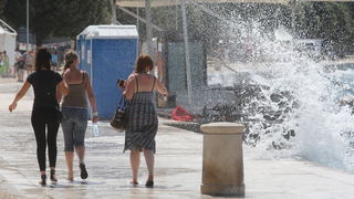 Zadar, 200711.
Jaka tramontana (sjeverni vjetar ) razbijala je valove o obalu i pri tom pravila probleme u prometu uz more i uveseljavala turiste na zadarskoj rivi.
Foto: Vladimir Ivanov / CROPIX
