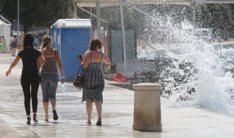 Zadar, 200711.
Jaka tramontana (sjeverni vjetar ) razbijala je valove o obalu i pri tom pravila probleme u prometu uz more i uveseljavala turiste na zadarskoj rivi.
Foto: Vladimir Ivanov / CROPIX