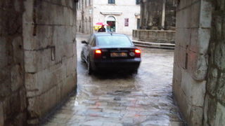 Dubrovnik, 221110.
Dubrovnik je jutros pogodio strahoviti prolom oblaka, uzrokovavsi poplave, “jezera” na ulicama i zastoje prometa.
Foto: Anton Hauswitschka / Dubrovacki Vjesnik / CROPIX