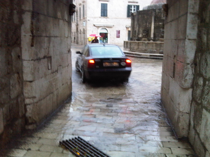 Dubrovnik, 221110.
Dubrovnik je jutros pogodio strahoviti prolom oblaka, uzrokovavsi poplave, “jezera” na ulicama i zastoje prometa.
Foto: Anton Hauswitschka / Dubrovacki Vjesnik / CROPIX