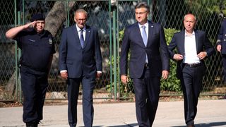 Plenković posjetio Centar za koordinaciju, vođenje i gašenje požara na priobalju Plenković posjetio Centar za koordinaciju, vođenje i gašenje požara na priobalju