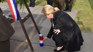 Predsjednica Kolinda Grabar Kitarović položila vijenac i zapalila svijeće za žrtve Škabrnje, Foto: Dino Stanin/PIXSELL
