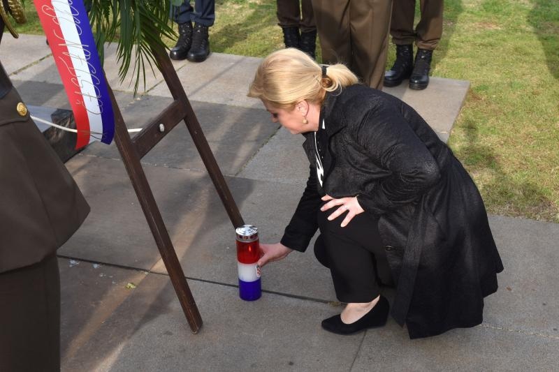 Predsjednica Kolinda Grabar Kitarović položila vijenac i zapalila svijeće za žrtve Škabrnje, Foto: Dino Stanin/PIXSELL