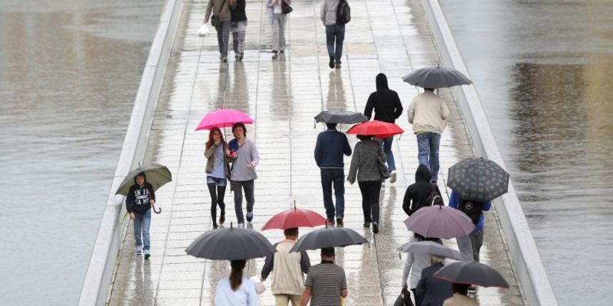 Kisno jesenje jutro u gradu za pocetak radnog tjedna. Photo: Filip Brala/PIXSELL Autor Filip Brala/PIXSELL Ključne riječi KK Zadar, grad, kisa, kisobran, vrijeme, kisobrani Kisno jesenje jutro u gradu za pocetak radnog tjedna. Photo: Filip Brala/PIXSELL Autor Filip Brala/PIXSELL Ključne riječi KK Zadar, grad, kisa, kisobran, vrijeme, kisobrani