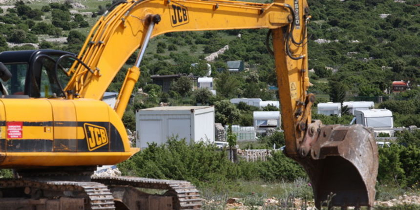Zadar, 140510.
Drugi dan akcije uklanjanja bespravno izgradjenih objekata na predjelu Krizine kod Kolana na otoku Pagu neki su vlasnici su sami uklanjli objekte.
Na fotografiji : bager nije imao posla.
Foto: Vladimir Ivanov / CROPIX Zadar, 140510.
Drugi dan akcije uklanjanja bespravno izgradjenih objekata na predjelu Krizine kod Kolana na otoku Pagu neki su vlasnici su sami uklanjli objekte.
Na fotografiji : bager nije imao posla.
Foto: Vladimir Ivanov / CROPIX