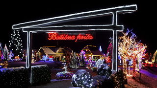 Cazma, 171210.
Grabovnica pokraj Cazme.
Imanje obitelji Salaj.
Predsjednica Vlade Jadranka Kosor svecano je upalili lampice na imanju obitelji Salaj u okviru Bozicne price u Cazmi.
Na imanju je ove godine upaljeno 1100000 lampica.
Prigodom otvorenja bio j