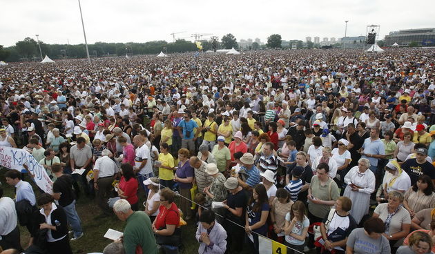 Zagreb, 050611. 
Hipodrom.
Posjet Pape Benedikta XVI. Hrvatskoj – Zagreb, 04. i 05. lipnja. Svecano euharistijsko slavlje povodom Nacionalnog dana obitelji.
Na slici: vjernici sa Papom Benediktom XVI. na euharistijskom slavlju na Hipodromu.
Foto: Goran Me