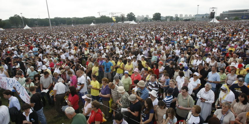 Zagreb, 050611. 
Hipodrom.
Posjet Pape Benedikta XVI. Hrvatskoj – Zagreb, 04. i 05. lipnja. Svecano euharistijsko slavlje povodom Nacionalnog dana obitelji.
Na slici: vjernici sa Papom Benediktom XVI. na euharistijskom slavlju na Hipodromu.
Foto: Goran Me