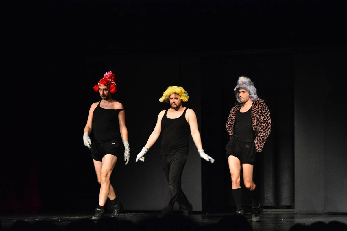 Predstava “Njuške” u HNK Zadar, foto: Iva Perinčić Predstava “Njuške” u HNK Zadar, foto: Iva Perinčić