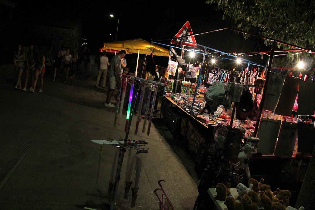 Na Stanovima se Kraljica mira slavi već preko 20 godina, a sinoćnjim misnim slavljem, procesijom i kasnije koncertom na školskom igralištu Stanarci su proslavili još jednu feštu. Koncert su održali grupa Dalmatico i Ivica Sikirić Ićo, foto: I. Perinčić Na Stanovima se Kraljica mira slavi već preko 20 godina, a sinoćnjim misnim slavljem, procesijom i kasnije koncertom na školskom igralištu Stanarci su proslavili još jednu feštu. Koncert su održali grupa Dalmatico i Ivica Sikirić Ićo, foto: I. Perinčić