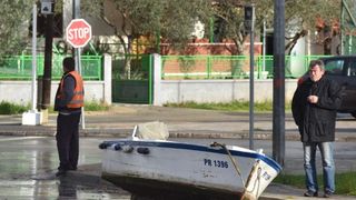 Orkanski Lebić bacao barke po cesti. Foto: Dino Stanin/PIXSELL