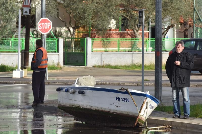 Orkanski Lebić bacao barke po cesti. Foto: Dino Stanin/PIXSELL