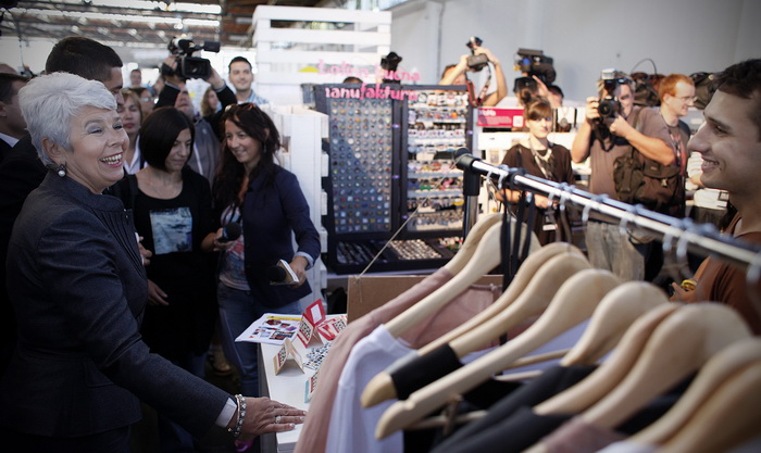 Zagreb, 300911.
Sajam mode Fashion.hr, koji je na Zagrebackom velesajmu okupio 90 izlagaca iz Hrvatske i 29 iz regije, otvorila je predsjednica Vlade RH Jadranka Kosor. 
Na slici: premijerka Kosor razgledava sajam.
Foto: Dragan Matic / Cropix