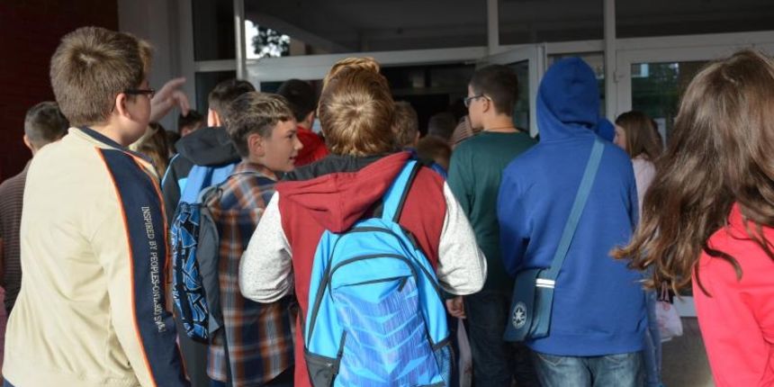 Bjelovar, I. Osnovna skola – Pocetak nove skolske godine obiljezio dolazak ucenika u skolu, koji su nakon ljetnih praznika iznova sjeli u skolske klupe. Photo: Damir Spehar/PIXSELL Autor Damir Spehar/PIXSELL Ključne riječi klupa, pocetak, osnovnoskolci, Bjelovar, I. Osnovna skola – Pocetak nove skolske godine obiljezio dolazak ucenika u skolu, koji su nakon ljetnih praznika iznova sjeli u skolske klupe. Photo: Damir Spehar/PIXSELL Autor Damir Spehar/PIXSELL Ključne riječi klupa, pocetak, osnovnoskolci,