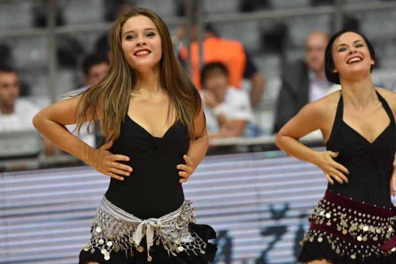 ZDBT 2016: Zmajčice plijene poglede u prekidima utakmice Darussafake i Budućnosti u Krešinom domu. Photo: Hrvoje Jelavić/PIXSELL