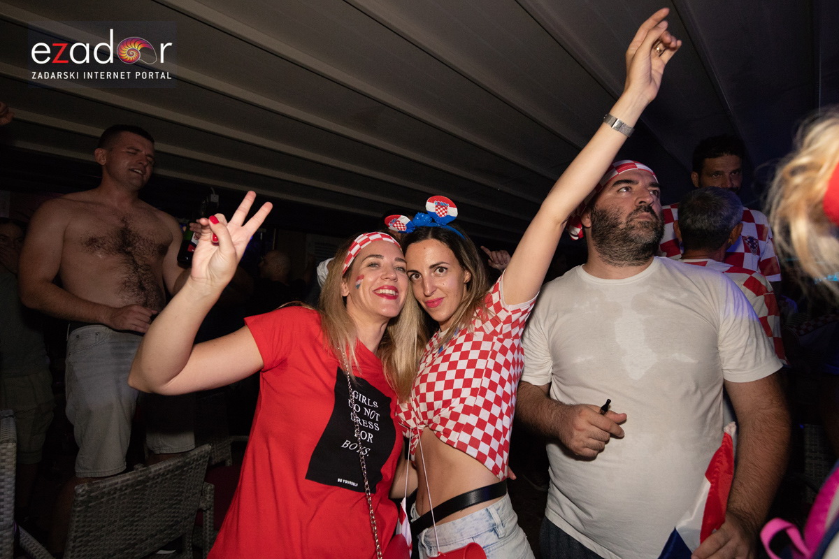 Čudesna noć: Velika fešta ulicama Zadra nakon plasmana Vatrenih u finale SP Čudesna noć: Velika fešta ulicama Zadra nakon plasmana Vatrenih u finale SP