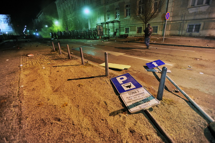 Maribor (Slovenija), 031212.
Prosvjed gradjana Maribora protiv trenutacnog gradonacelnika Franca Kanglera, osumnjicenog za umjesanost u korupciju. Prosvjed je zapoceo okupljanjem nekoliko tisuca ljudi na Trgu Slobode, a zatim se preselio ispred zgrade opc Maribor (Slovenija), 031212.
Prosvjed gradjana Maribora protiv trenutacnog gradonacelnika Franca Kanglera, osumnjicenog za umjesanost u korupciju. Prosvjed je zapoceo okupljanjem nekoliko tisuca ljudi na Trgu Slobode, a zatim se preselio ispred zgrade opc