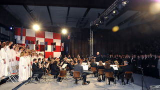 Dubrovnik, 051211.
Veceras je odrzana svecana akademija dubrovackih branitelja ’91 u sportskoj dvorani u Gospinu polju.
Na slici umirovljeni general bojnik Nojko Marinovic prima priznanje od dubrovackog gradonacelnika Andra Vlahusica.
Foto: Tonci Plazibat Dubrovnik, 051211.
Veceras je odrzana svecana akademija dubrovackih branitelja ’91 u sportskoj dvorani u Gospinu polju.
Na slici umirovljeni general bojnik Nojko Marinovic prima priznanje od dubrovackog gradonacelnika Andra Vlahusica.
Foto: Tonci Plazibat