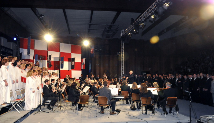 Dubrovnik, 051211.
Veceras je odrzana svecana akademija dubrovackih branitelja ’91 u sportskoj dvorani u Gospinu polju.
Na slici umirovljeni general bojnik Nojko Marinovic prima priznanje od dubrovackog gradonacelnika Andra Vlahusica.
Foto: Tonci Plazibat Dubrovnik, 051211.
Veceras je odrzana svecana akademija dubrovackih branitelja ’91 u sportskoj dvorani u Gospinu polju.
Na slici umirovljeni general bojnik Nojko Marinovic prima priznanje od dubrovackog gradonacelnika Andra Vlahusica.
Foto: Tonci Plazibat