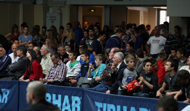 Zadar, 200413. 
Dvorana Kresimira Cosica. 
Prvenstvo Hrvatske u boksu. 
Na fotografiji: detalj iz dvorane..
Foto: Jure Miskovic / CROPIX