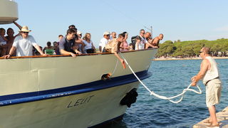 Zadar, 210710.
Mjestani zadarskog predjela Puntamika prosvjedovali su na molu svoje plaze trazeci od vlasnika broda Leut gospodina Toncija Jureska da vise ne iskrcava turiste na njihovom molu jer tako dovodi u opasnost kupace i ostecuje mol. U trenutku ka