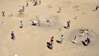 Lopar, 150612.
Nakon tri dana zavrsen je Prvi festival skulpture u pijesku
Najpjescanija plaza u Loparu, Rajska plaza ugostila je umjetnike i studente likovne akademije iz Zagreba na prvom festivalu skulpture u pijesku. Ukupno je izradjeno sedam skulptur Lopar, 150612.
Nakon tri dana zavrsen je Prvi festival skulpture u pijesku
Najpjescanija plaza u Loparu, Rajska plaza ugostila je umjetnike i studente likovne akademije iz Zagreba na prvom festivalu skulpture u pijesku. Ukupno je izradjeno sedam skulptur