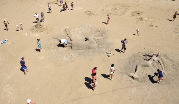 Lopar, 150612.
Nakon tri dana zavrsen je Prvi festival skulpture u pijesku 
Najpjescanija plaza u Loparu, Rajska plaza ugostila je umjetnike i studente likovne akademije iz Zagreba na prvom festivalu skulpture u pijesku. Ukupno je izradjeno sedam skulptur