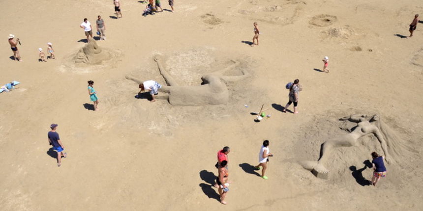 Lopar, 150612.
Nakon tri dana zavrsen je Prvi festival skulpture u pijesku
Najpjescanija plaza u Loparu, Rajska plaza ugostila je umjetnike i studente likovne akademije iz Zagreba na prvom festivalu skulpture u pijesku. Ukupno je izradjeno sedam skulptur Lopar, 150612.
Nakon tri dana zavrsen je Prvi festival skulpture u pijesku
Najpjescanija plaza u Loparu, Rajska plaza ugostila je umjetnike i studente likovne akademije iz Zagreba na prvom festivalu skulpture u pijesku. Ukupno je izradjeno sedam skulptur