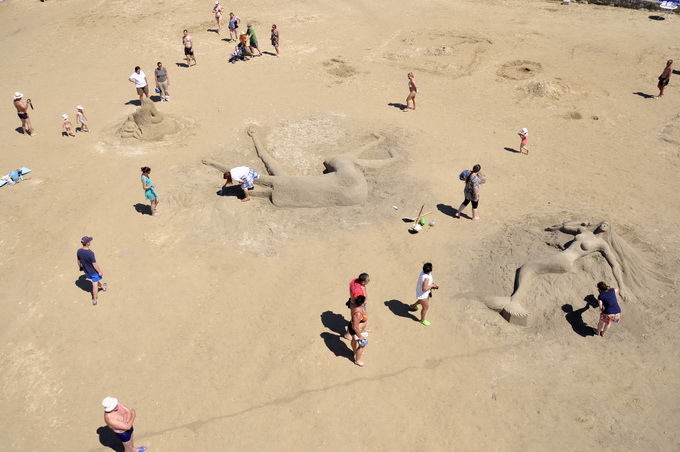 Lopar, 150612.
Nakon tri dana zavrsen je Prvi festival skulpture u pijesku
Najpjescanija plaza u Loparu, Rajska plaza ugostila je umjetnike i studente likovne akademije iz Zagreba na prvom festivalu skulpture u pijesku. Ukupno je izradjeno sedam skulptur Lopar, 150612.
Nakon tri dana zavrsen je Prvi festival skulpture u pijesku
Najpjescanija plaza u Loparu, Rajska plaza ugostila je umjetnike i studente likovne akademije iz Zagreba na prvom festivalu skulpture u pijesku. Ukupno je izradjeno sedam skulptur