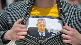 Zadar, 170513. 
Danas su se ucenici zavrsnih razreda zadarskih srednjih skola oprostili od skolskih klupa tradicionalnom Norijadom. 
Uz neizostavni alkohol, pjesmu i prosipanje brasna i jaja po centru grada, nakratko su privukli pozornost prolaznika na se