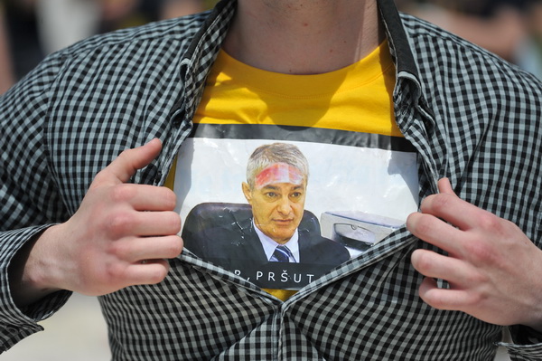 Zadar, 170513. 
Danas su se ucenici zavrsnih razreda zadarskih srednjih skola oprostili od skolskih klupa tradicionalnom Norijadom. 
Uz neizostavni alkohol, pjesmu i prosipanje brasna i jaja po centru grada, nakratko su privukli pozornost prolaznika na se