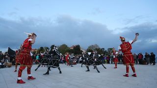 HGD Sv. Cecilija izvelo korčulanski viteški ples “Moreška” na Pozdravu suncu