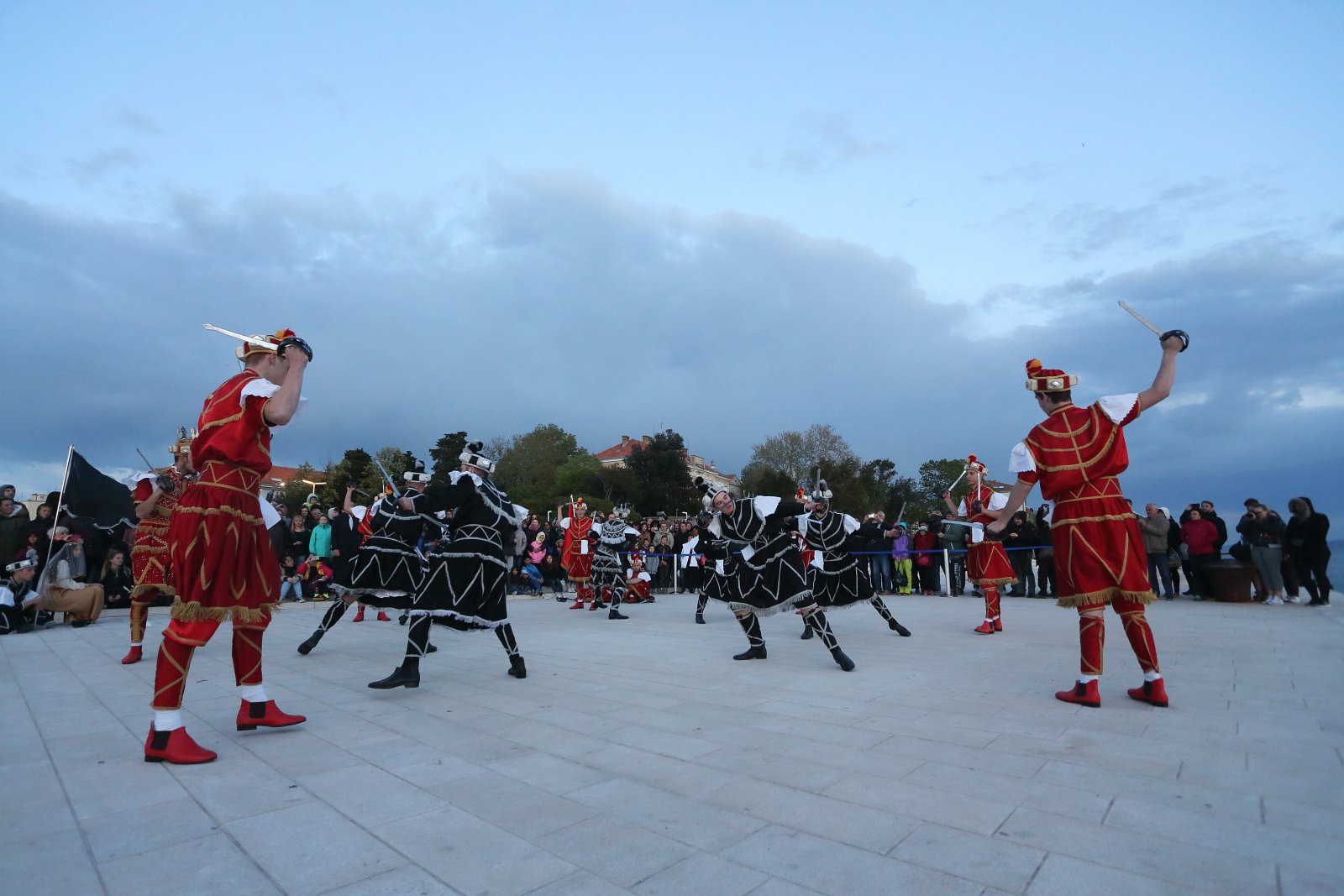 HGD Sv. Cecilija izvelo korčulanski viteški ples “Moreška” na Pozdravu suncu
