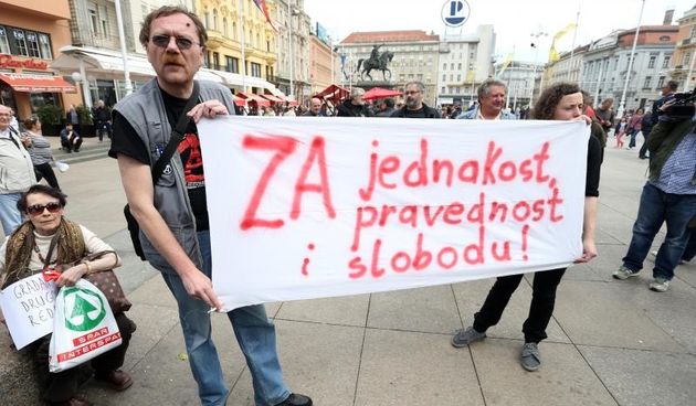 Zagreb – Prosvjedni mars pokreta Occupy Croatia pod nazivom ZA jednakost, pravednost i slobodu. Prosvjednici protiv satorasa okupili su se na Trgu bana Josipa Jelacica. Drazen Heroic. Photo: Petar Glebov/PIXSELL