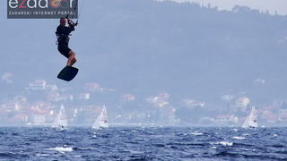 Guštanje surfera u jakom jugu Guštanje surfera u jakom jugu