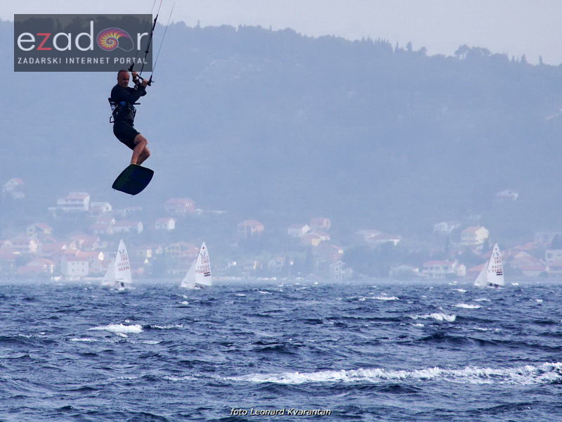Guštanje surfera u jakom jugu Guštanje surfera u jakom jugu