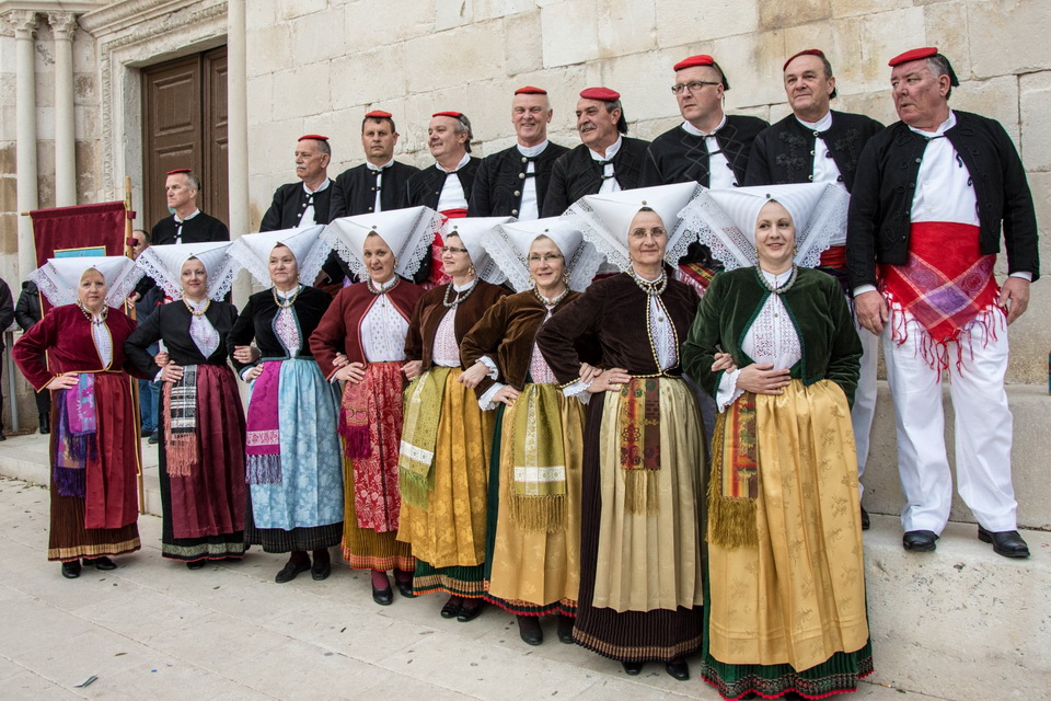 Paški zimski karneval 2017.- Maškarane skupine u karnevalskoj povorci Paški zimski karneval 2017.- Maškarane skupine u karnevalskoj povorci
