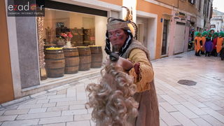Zadarski karneval 2018: Povorka maškaranih skupina od Gradskih vrata preko Foruma do Narodnog trga Zadarski karneval 2018: Povorka maškaranih skupina od Gradskih vrata preko Foruma do Narodnog trga