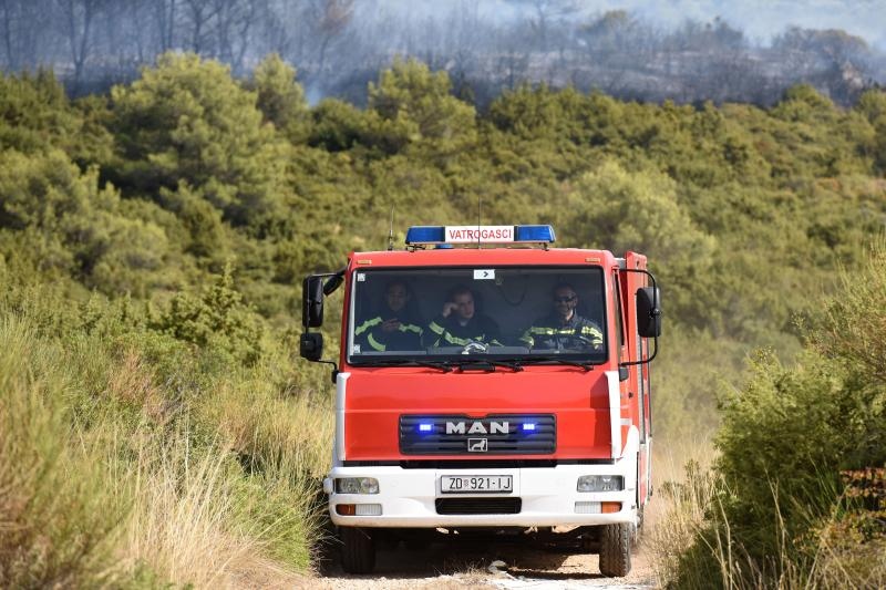 Kanaderi i air tractori gasili požar u blizini dikljanskih kuća i vikendica Kanaderi i air tractori gasili požar u blizini dikljanskih kuća i vikendica