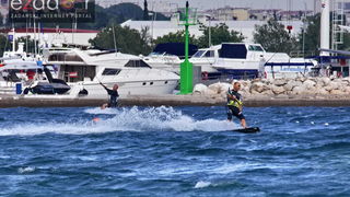 Guštanje surfera u jakom jugu Guštanje surfera u jakom jugu