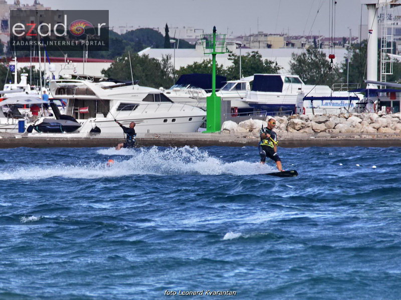 Guštanje surfera u jakom jugu Guštanje surfera u jakom jugu
