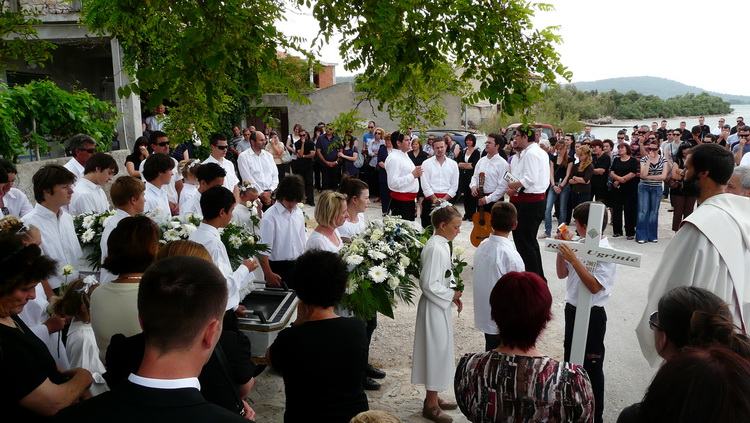 Tkon: Posljednji ispraćaj malenog anđela, Roka Ugrinića 7. lipnja 2011.