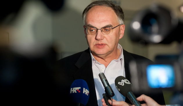 Biograd, 200512
Ministar zdravlja Rajko Ostojic je veceras posjetio ortopedsku bolnicu u Biogradu.
Na fotografiji: Branko Uhoda – ravnatelj ortopedske bolnice u Biogradu.
Foto: Luka Gerlanc / CROPIX