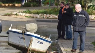 Orkanski Lebić bacao barke po cesti. Foto: Dino Stanin/PIXSELL
