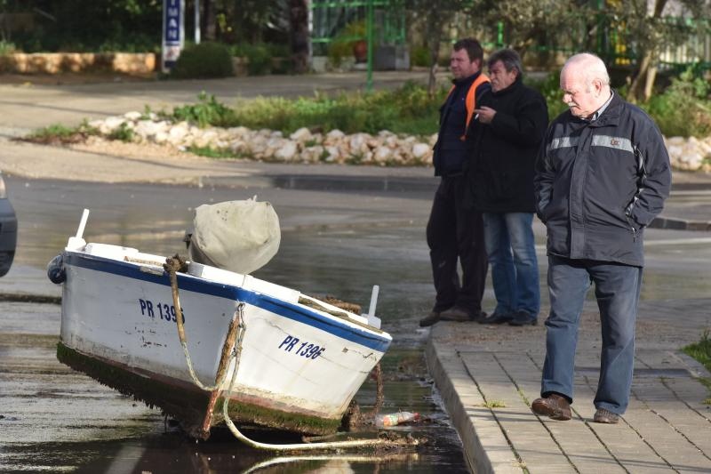 Orkanski Lebić bacao barke po cesti. Foto: Dino Stanin/PIXSELL
