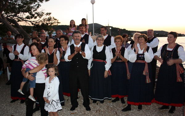 Vecer folklora: KUD Nevijana i ansambl Horenak u Nevidjenima Vecer folklora: KUD Nevijana i ansambl Horenak u Nevidjenima