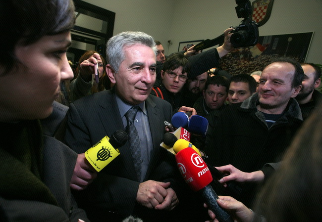 Zagreb, 040110
HDZ, Trg zrtava fasizma 4.
Sjednica predsjednistva HDZ-a zbog najavljenog povratka Ive Sanadera. Zbivanja u HDZ-u od jutra prati veliki broj novinara , fotoreportera i snimatelja.
Na fotografiji: Krunoslav Marinkovic.
Foto: Damjan Tadic / C