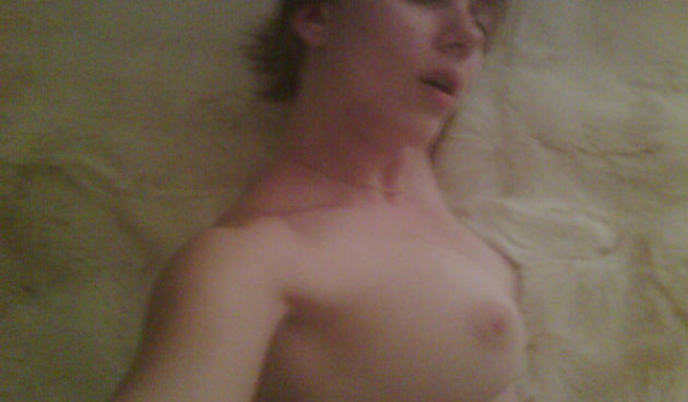 Scarlett Johannson, Twitter